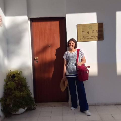 Devant l'Institut Confucius de l'Université de Carthage — Tunis, septembre 2025